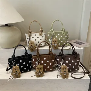 Sac seau élégant pour femme à pois avec pendentif chien en peluche, sac bandoulière tendance.