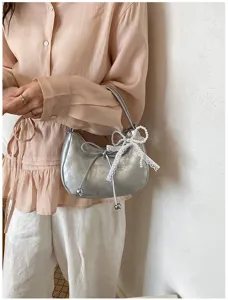 Silberne metallic hobo tasche detail mit schleife und perlen spitze design für damen.