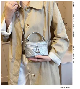 Sac boîte mini matelassé argenté pour femme avec bandoulière chaîne. Tendance.