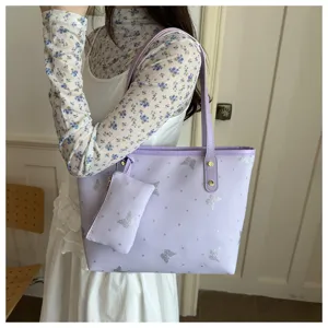 Borsa tote lilla chiaro chic con pochette coordinata e motivo a farfalla argentata.