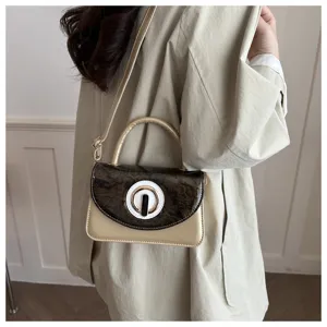 Vista detallada de un elegante bolso de hombro de mujer con cierre chic y solapa contrastada.