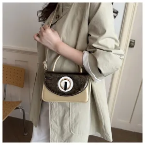 Vista detallada del elegante bolso de hombro para mujer con cierre redondo único y solapa elegante.