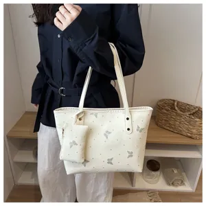 Borsa a tracolla shopper bianca con motivo a farfalla e piccola pochette dettaglio.