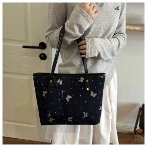 Borsa shopper da donna elegante con ricamo di farfalle, borsa a spalla blu per ogni giorno.