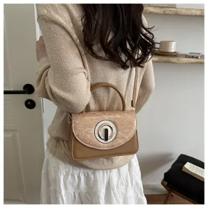 Elegante bolso de hombro de charol con cierre redondo único para mujeres y uso diario cotidiano.