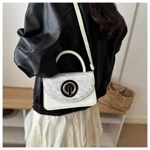 Bolso de hombro blanco elegante para mujer, diseño de nicho con cierre metálico único.