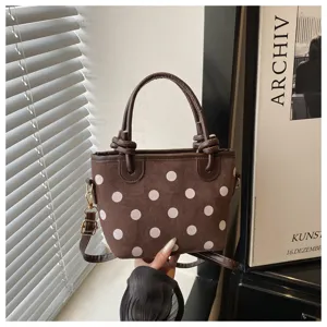 Sac seau marron à pois avec poignée supérieure et bandoulière, élégant sac à main tendance chic.