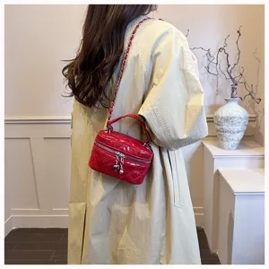 Sac bandouliere matelasse en cuir rouge avec chaine et poignee pour femmes elegant