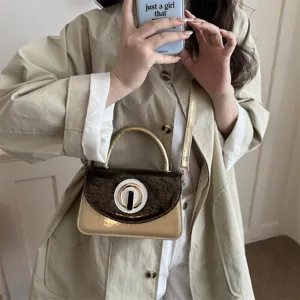Bolso de hombro chic de charol metálico con hebilla redonda elegante para mujeres.