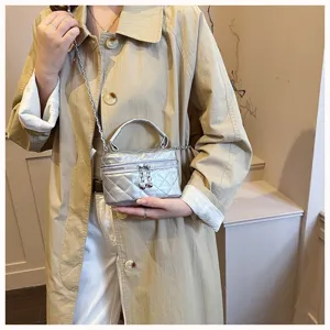 Élégant sac boîte mini matelassé argenté avec chaîne et poignée pour femmes style chic.