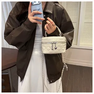 Vue détaillée du sac boîte matelassé blanc avec chaîne, design élégant et finitions métal.