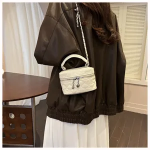 Mini sac vanity matelassé à chaîne pour femme, élégant sac bandoulière blanc.