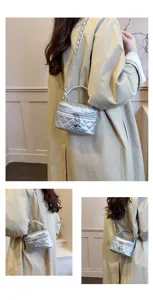 Détails du mini sac bandoulière matelassé argenté, montrant les angles de port et le style chic.