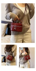 Sac bandoulière matelassé rouge foncé, mini sac Vanity élégant en cuir vernis pour femmes.