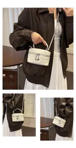 Vue détaillée du sac bandoulière matelassé blanc pour femme avec chaîne et design élégant.