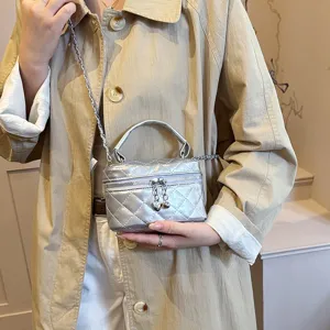 Sac bandoulière matelassé argenté avec chaîne pour femme, mini sac boîte chic pour l'automne.