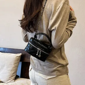 Sac bandoulière matelassé chaîne mini femme, élégant sac à main noir vernis boîte.