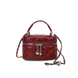 Mini sac à bandoulière matelassé rouge, sac boîte chic avec poignée et chaîne pour femmes.