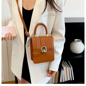 Chique bruine PU leren handtas voor dames, veelzijdige crossbody tas met stijlvolle metalen slot.