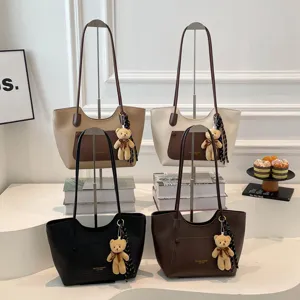 Sac Cabas en Cuir PU Minimaliste Décontracté Grande Capacité Sac à Bandoulière Commuter Avec Pendentif Ours Sac à Main pour Femme