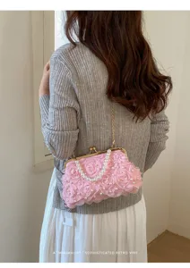 Sac pochette de soirée rose en résille florale avec perles et chaîne pour femmes élégantes.