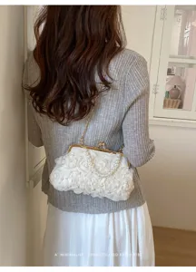 Détail de pochette de soirée florale en perles, élégant cadre en métal et chaîne pour femmes.