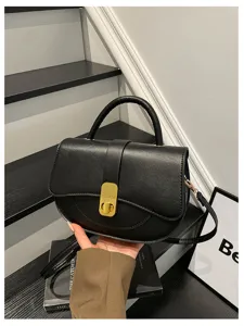 Elegante borsa a tracolla nera con dettaglio di chiusura metallica per look chic urbani.