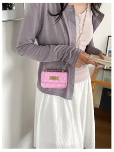Roze stippen crossbody tas voor dames, mini ketting schoudertas met metalen slot.
