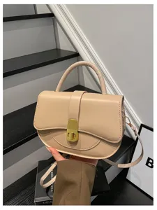 Borsa a sella beige chic con chiusura metallica, manico elegante e tracolla per le donne.