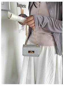 Modieuze zilveren glinsterende crossbody kettingtas met elegante sluiting voor vrouwen.