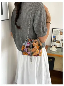 Detailaufnahme der Pailletten bestickten Eimer Tasche mit Kette, Urlaub Stil Damen Schultertasche.
