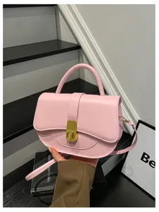 Elegante borsa a tracolla rosa con chiusura a lucchetto dorato, accessorio moda per ogni giorno.