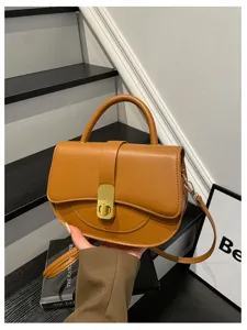 Borsa a tracolla marrone vista dettaglio, manico chic e chiusura in metallo elegante.