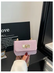 Roze strass schoudertas met metalen sluiting en ketting voor stijlvolle dames dagelijks.