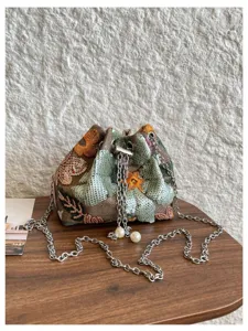 Detailansicht der bestickten Pailletten Eimer Tasche, ideal für Urlaub und Party Outfits.