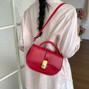 Elegante borsa a tracolla in pelle rossa con chiusura metallica, ideale per ogni donna.