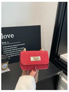 Rode glitter mini schoudertas voor dames, stijlvolle crossbody tas met metalen draaisluiting.