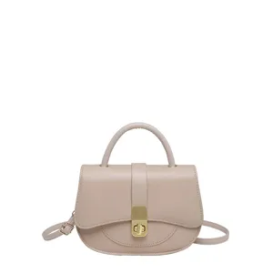 Borsa a tracolla chic in pelle da donna, elegante borsa a mano con chiusura in metallo dorato.