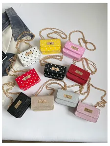 Stijlvolle schoudertas voor dames met stippenprint en glitterafwerking met ketting.