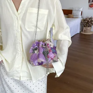 Schicke florale Pailletten-Eimer Tasche mit Kettengurt, perfekt fuer den Urlaub und Partys.