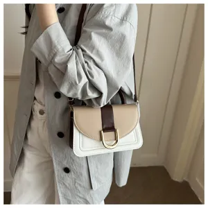 Dettaglio di una borsa a tracolla elegante da donna con fibbia metallica per lo stile chic.