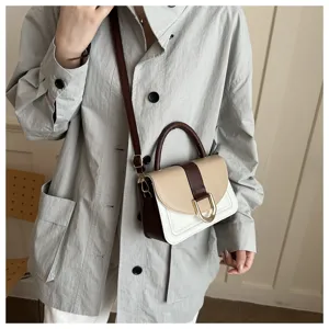 Dettaglio di borsetta bicolore elegante, ideale per l'uso quotidiano e outfit chic.