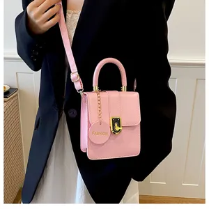 Detailweergave van de roze PU leren handtas met metalen slot en elegante handgreep.