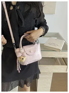 Koreaanse stijl roze glanzende lederen handtas met schattige berenhanger en schouderband.