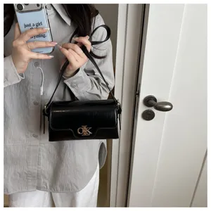 Sac porté épaule en cuir verni noir avec fermoir en métal chic pour le quotidien