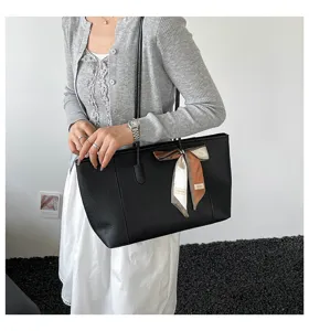 Borsa shopper nera in pelle stile coreano con elegante foulard in seta per uso quotidiano.