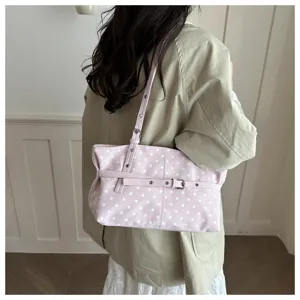 Vista dettagliata della borsa a tracolla con pois rosa grande capacità, stile coreano fashion.