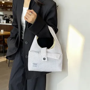 Casual plaid shoulder bag for women, large capacity commuting handbag, retro chic retro style.