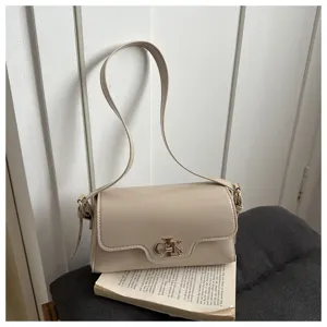 Sac porté épaule beige rétro minimaliste pour femme, élégant sac baguette avec fermoir métallique.