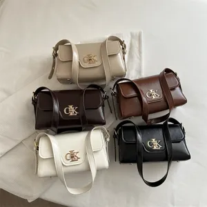 Sac à main bandoulière vintage en cuir PU pour femme, élégant sac avec fermoir métal.
